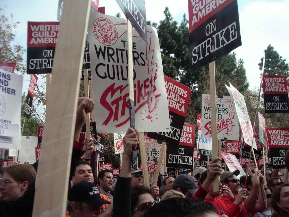 Writers raise signs at wga rally 2008
